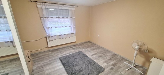 Nagyhars�nyi 107 nm-es h�z elad�