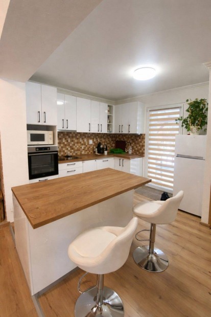 Nagyk�ll� Belv�ros�ban Fel�j�tott Csal�di H�z Elad�!