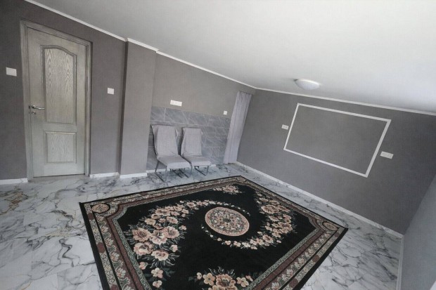 Nagyk�ll� belv�ros�ban fel�j�tott, k�l�nleges kis csal�di h�z elad�!