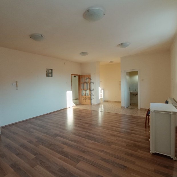 Nagykanizsai 152 nm-es lak�s elad�