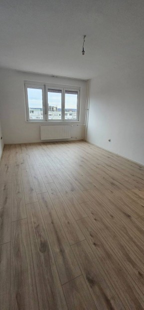 Nagykanizs�n Zempl�n Gy. utc�ban 4. emeleti erk�lyes lak�s elad�!