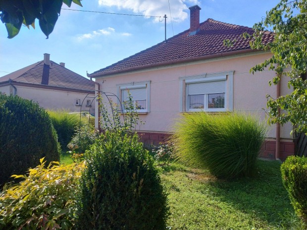 Nagykanizs�t�l 15 km-re Bocska telep�l�sen k�n�lom v�telre az al�bbi j