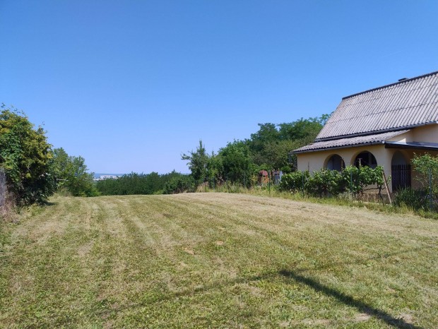 Nagykanizsától 7 km-re, a Csónakázó tóhoz közeli panorámás hegyháton