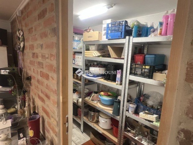 Nagykar�csony, fel�j�tott csal�dih�z elad�