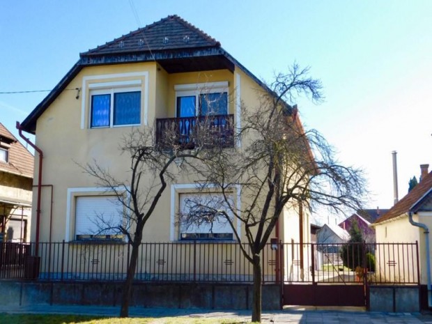 Nagyk�ta, k�zpont, elad� csal�di h�z, 2 �n�ll� lak�sra osztott,