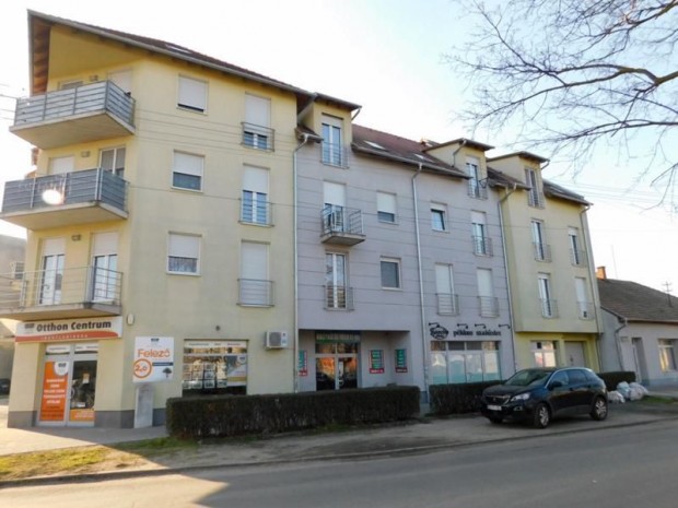 Nagyk�ta, k�zpont, elad� �zlethelyis�g, irod�nak, kis �zemnek is