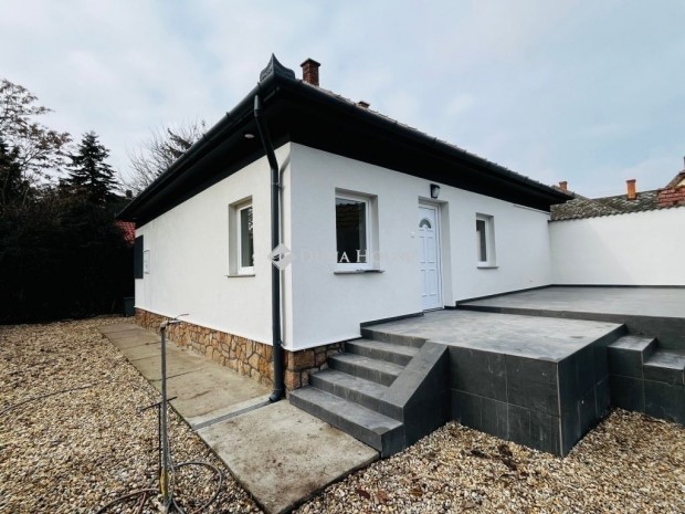 Nagyk�tai elad� 69 nm-es h�z