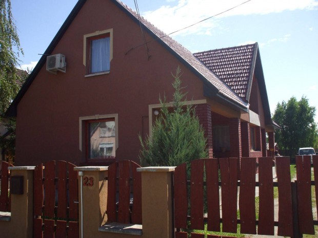 Nagyk�t�n elad� csal�di h�z