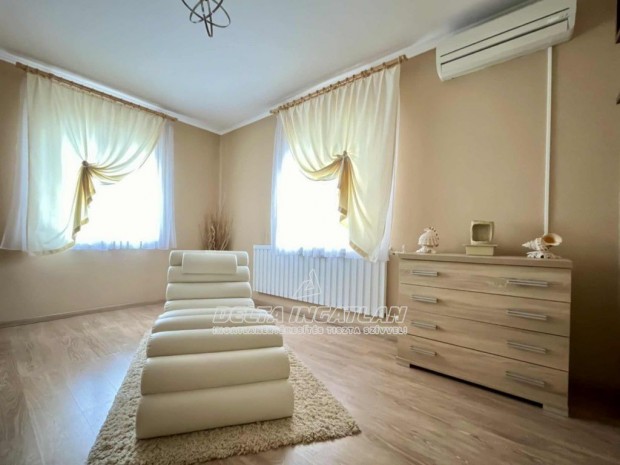 Nagykátán igényes környezetben 2 x 13 m2-es légkondis üzlethelyiség