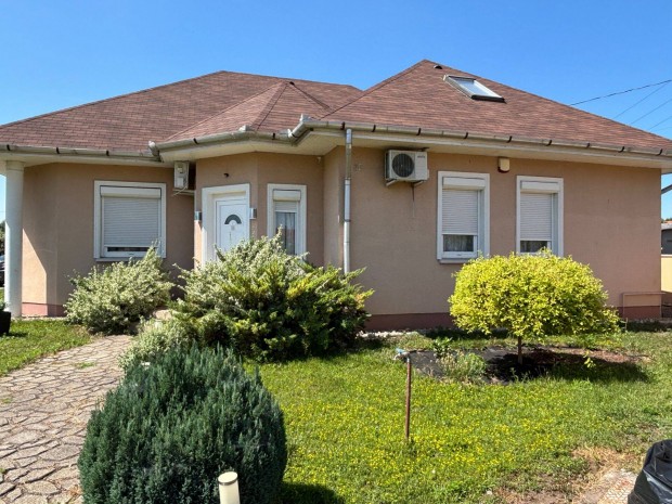 Nagyk�t�n kett� k�l�n�ll� lakr�sszel rendelkez� csal�di h�z elad�