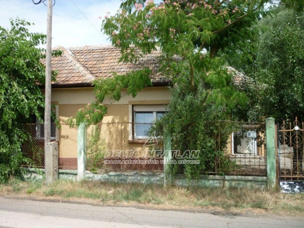 Nagyk�t�n strand k�zel�ben, 2 szob�s csal�di h�z, 883 m2-es telken