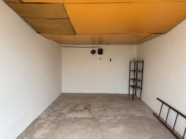 Nagyk�r�s K�rp�t utcai gar�zs kiad�