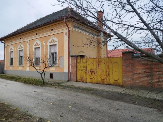 Nagyk�r�si elad� 140 nm-es h�z