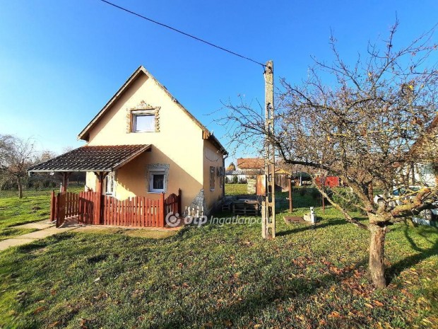 Nagyk�r�si elad� 54 nm-es h�z