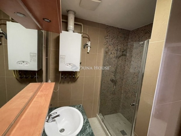 Nagyk�r�si elad� 63 nm-es lak�s