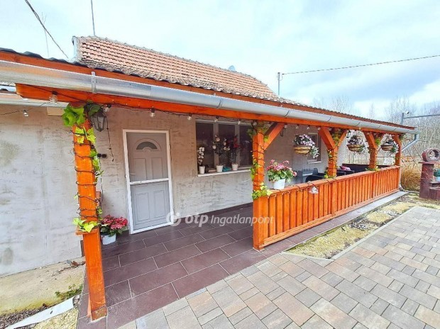 Nagyk�r�si elad� 66 nm-es h�z