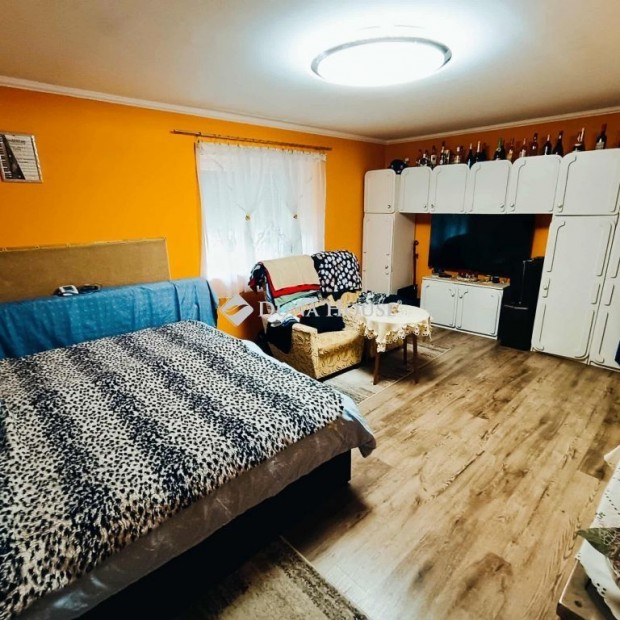 Nagyk�r�si elad� 70 nm-es h�z