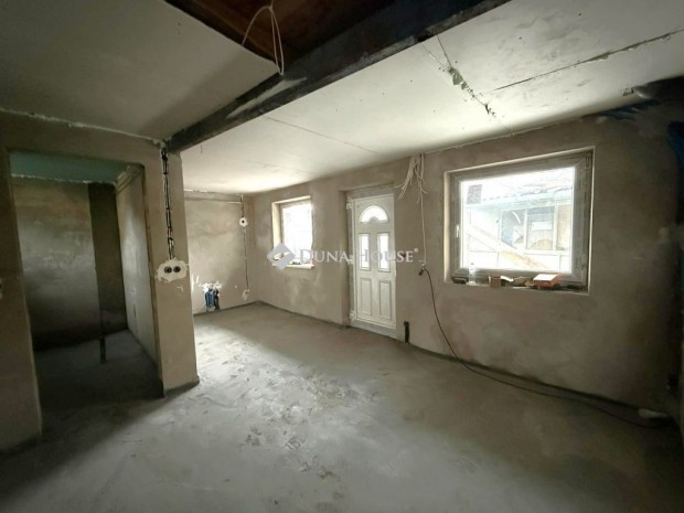 Nagyk�r�si elad� 75 nm-es h�z