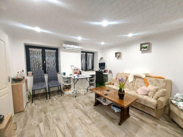 Nagyk�r�si elad� 76 nm-es h�z