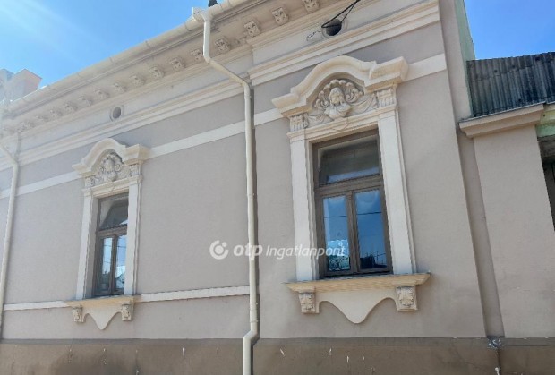 Nagyk�r�si elad� 85 nm-es lak�s