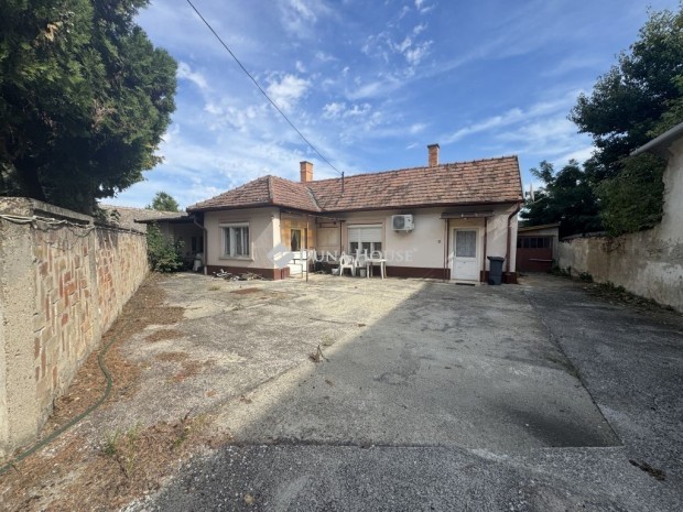 Nagyk�r�si elad� 87 nm-es h�z