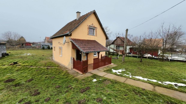 Nagyk�r�s�n, a Bokros d�l�ben 54nm-es k�tszintes h�z Elad�!