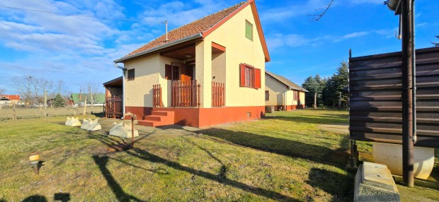 Nagyk�r�s�n, a Hossz�h�t d�l�ben egy 36 nm-es z�rtkerti ingatlan Elad�