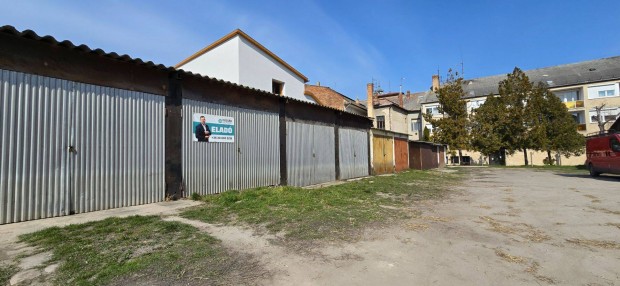 Nagyk�r�s�n, a k�zpontban 15 nm-es gar�zs Elad�!