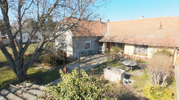 Nagyk�r�s�n a Bokros v�ros r�szben 161 nm-es csal�di h�z Elad�!