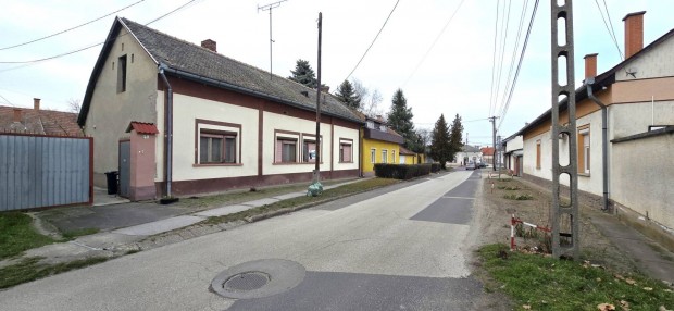 Nagyk�r�s�n a k�zponthoz k�zel 122 nm-es fel�j�tand� csal�di h�z Elad�