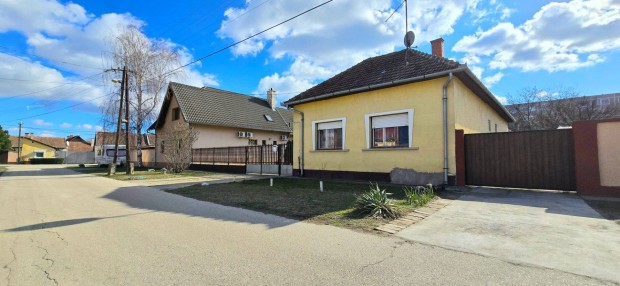 Nagyk�r�s�n a vas�t�llom�shoz k�zel 3 szob�s csal�di h�z Elad�!