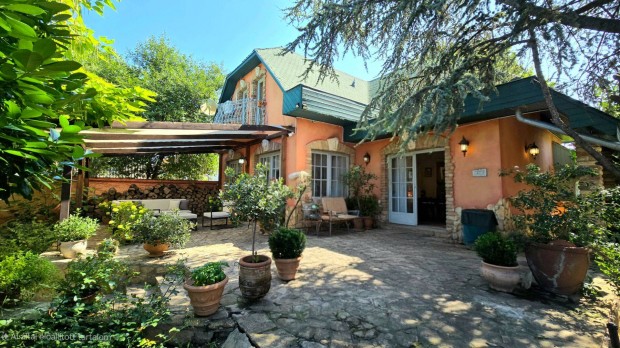 Nagyk�r�s�n mediterr�n hangulat� csal�di h�z Elad�!