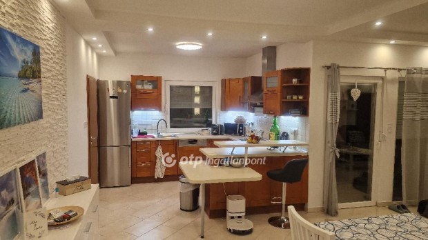 Nagykoz�ri 100 nm-es h�z elad�