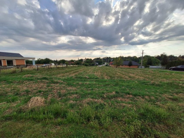 Nagyl�zson �j r�szen �p�t�si telek elad�!