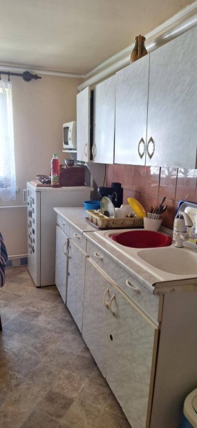 Nagymacs ter�let�n csal�di h�z nagy kerttel elad�!