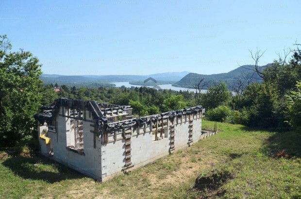 Nagymarosi panorma, oszthat telekkel.