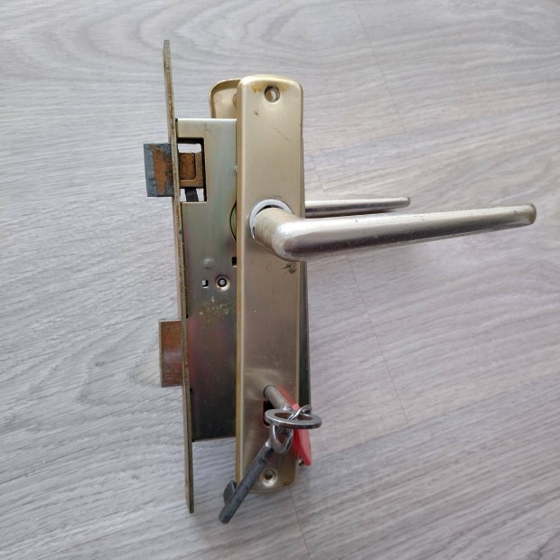 Nagym�ret� Elzett ajt�z�r j� �llapotban olcs�n elad�