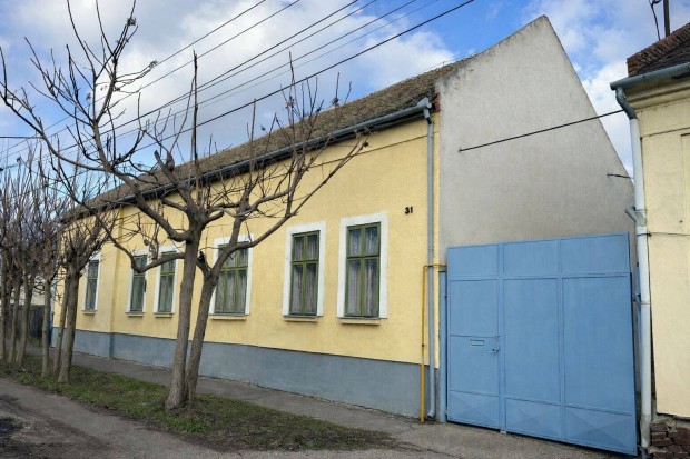 Nagym�ret�, belv�rosk�zeli �zlethelyis�g elad� Orosh�z�n