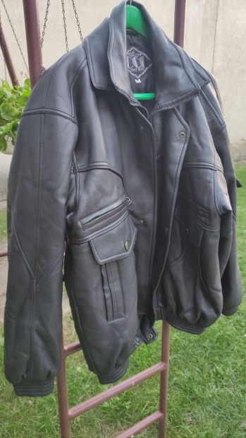 Nagyméretű, szép állapotban lévő, sok zsebes, béléses, motoros dzseki!