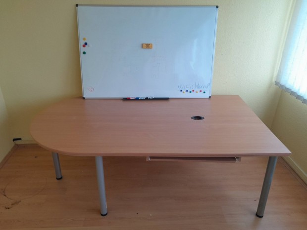 Nagyméretű asztal eladó