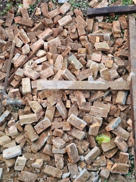 Nagym�ret� bontott s�r�lt t�gla ingyen elvihet�, 18. ker�let Bp