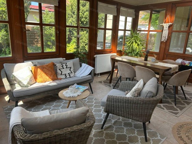 Nagym�ret� csal�di h�z Szolnok kedvelt v�rosr�sz�ben elad�!