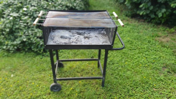 Nagymret faszenes grillkocsi, grill st