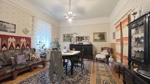 Nagym�ret� lak�s saj�t udvarral - B�tasz�ken elad�