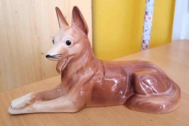 Nagyobb, fekvő vintage porcelán juhászkutya