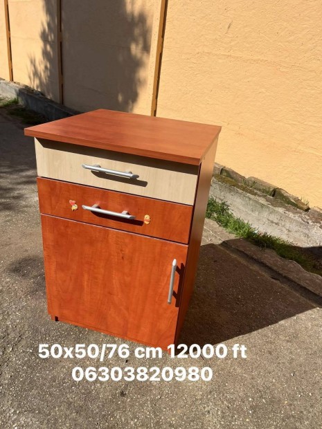 Nagyobb �jjeli szekr�ny 50x50/ 76 elad� bp.17 ker