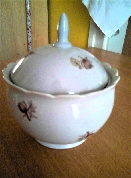 Nagyobb mret rgi porceln fedeles bonbonier