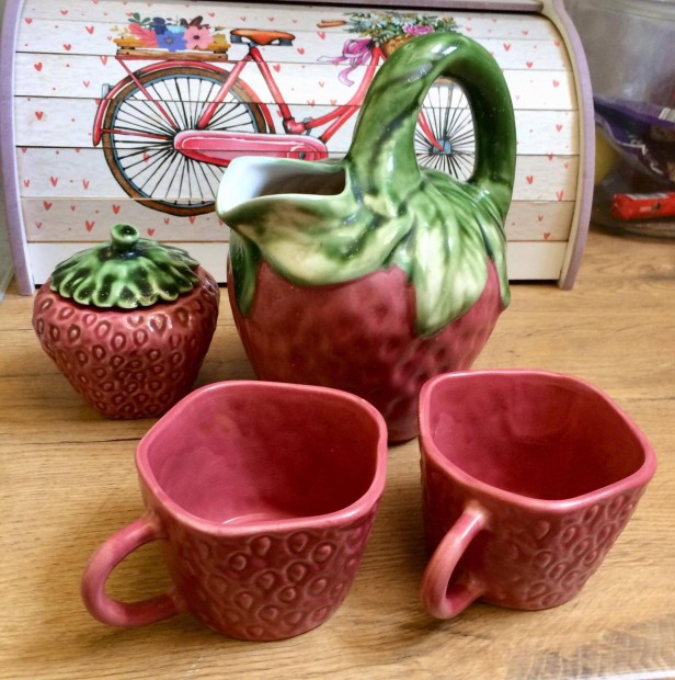 Nagyon aranyos epres teásszett eladó :) Tea !