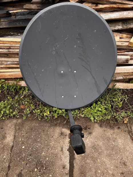 Nagyon nagy parabolaantenna n�gyes LNB-vel