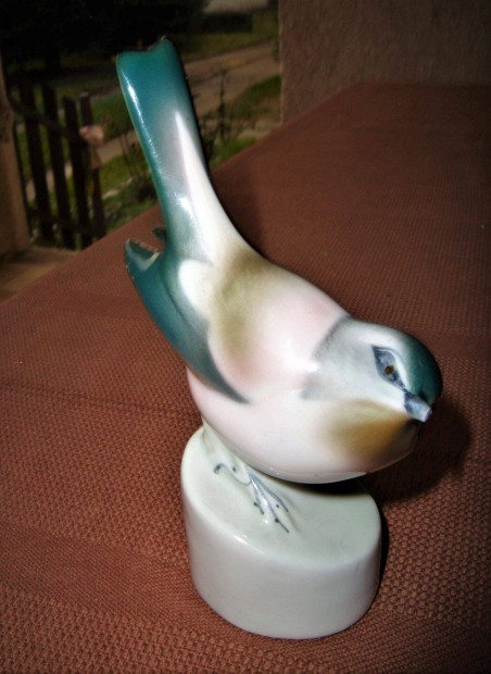 Nagyon régi, kézzel festett Zsolnay porcelán madárka